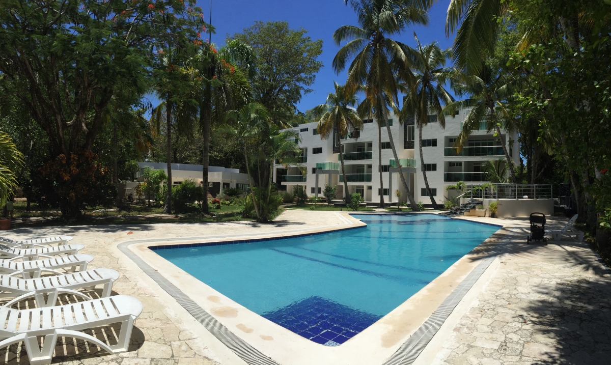 Ocean Rocks pool with apartment building